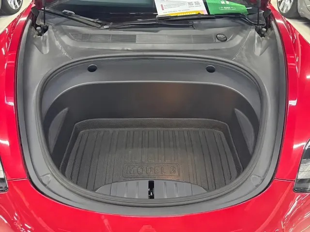 Tesla Model 3 — Фото автомобиля 12