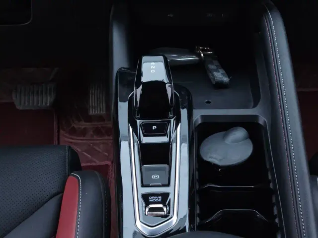 Geely Binyue — Фото автомобиля 10