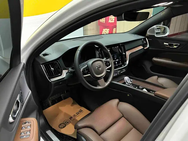 Volvo S60 — Фото автомобиля 8