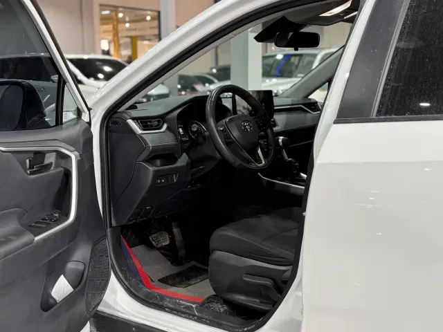 Toyota RAV4 — Фото автомобиля 4