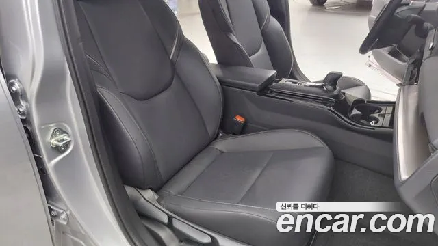 Toyota Prius Generation 5 — Фото автомобиля 16