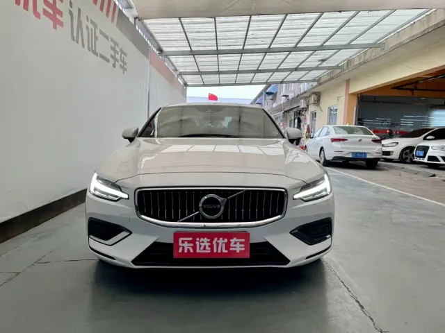 Volvo S60 — Фото автомобиля 2