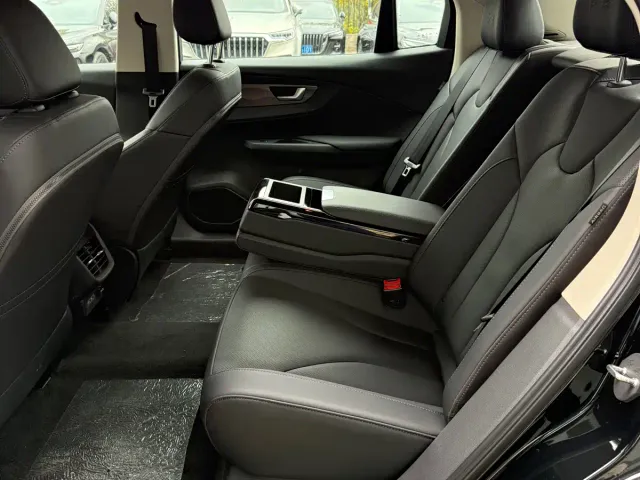 Hongqi E-QM5 — Фото автомобиля 6