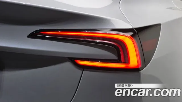 Tesla Model 3 — Фото автомобиля 23