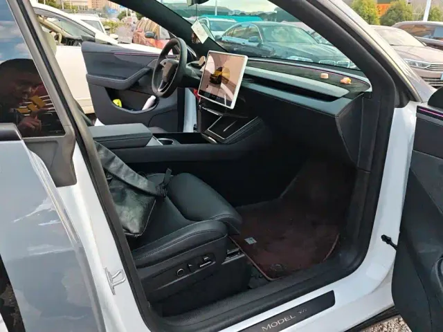 Tesla Model Y L — Фото автомобиля 8