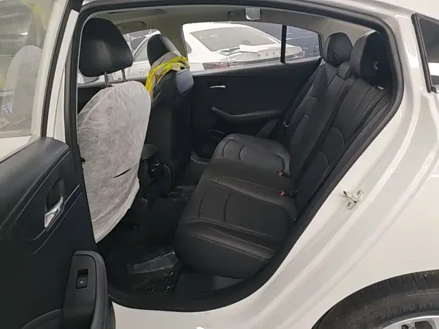 Roewe i5 — Фото автомобиля 16