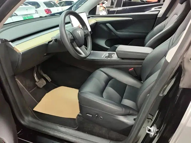 Tesla Model Y — Фото автомобиля 14