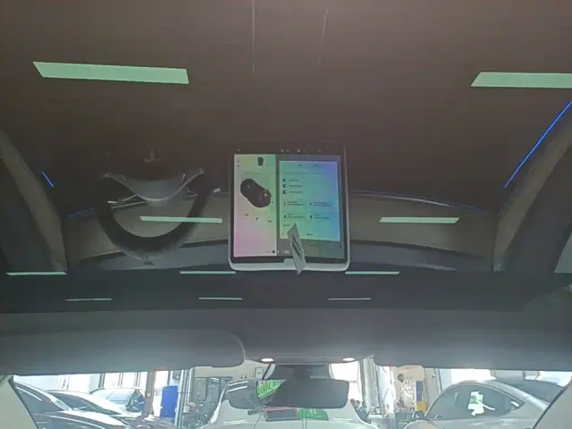 Tesla Model 3 — Фото автомобиля 17