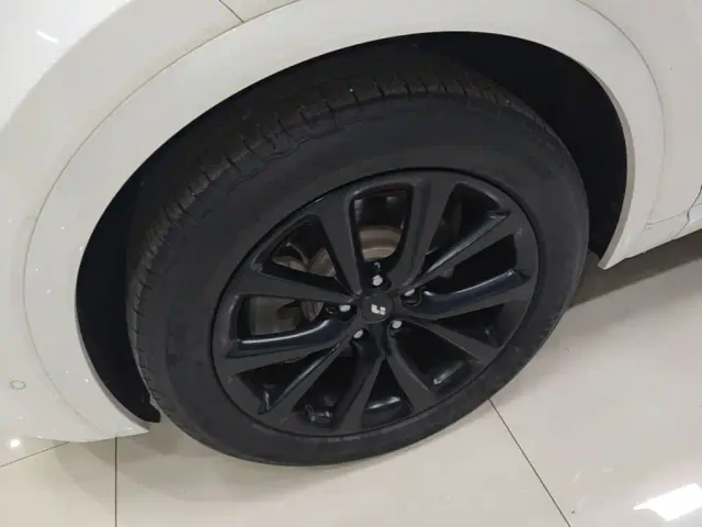 Li Auto ONE — Фото автомобиля 22
