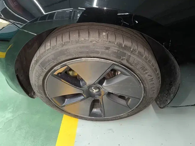 Tesla Model 3 — Фото автомобиля 22