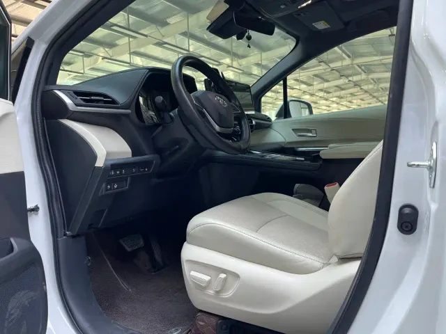 Toyota Sienna — Фото автомобиля 8
