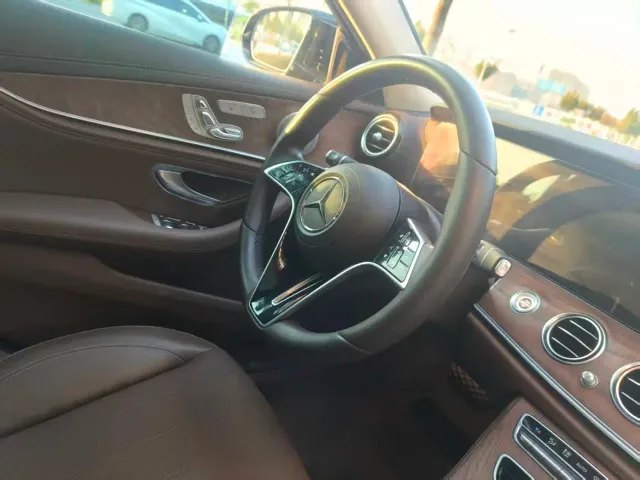 Mercedes-Benz E-Class — Фото автомобиля 4