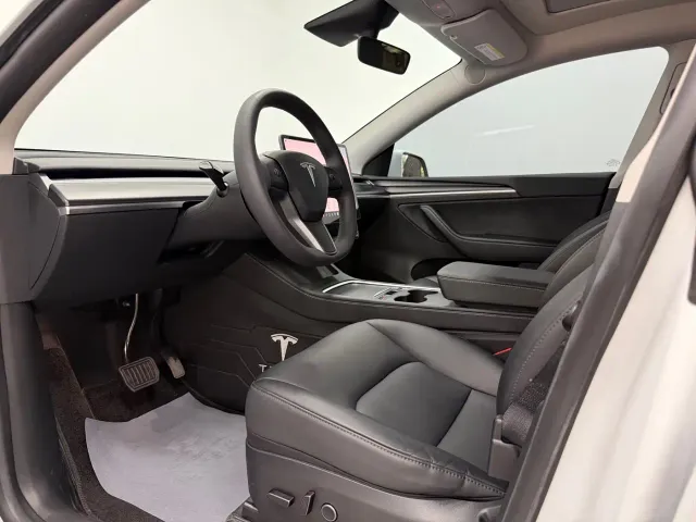 Tesla Model Y — Фото автомобиля 11