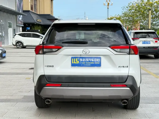 Toyota RAV4 — Фото автомобиля 4