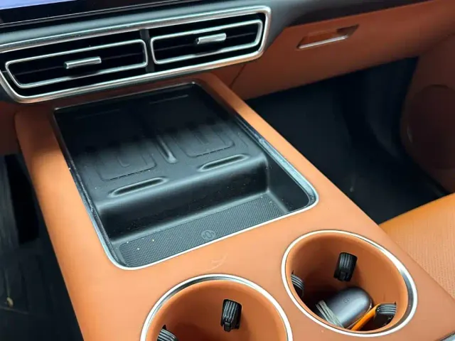 Li Auto L8 — Фото автомобиля 15