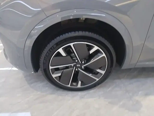 Li Auto L8 — Фото автомобиля 22