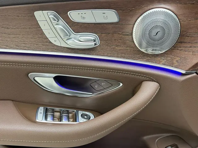 Mercedes-Benz E-Class — Фото автомобиля 20