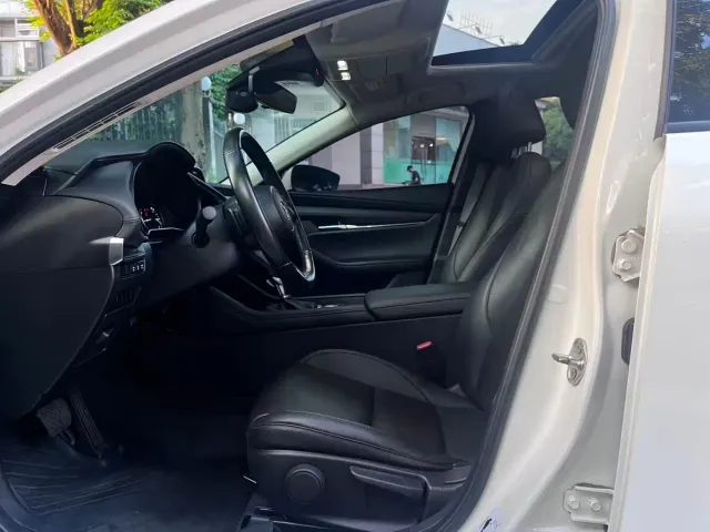 Mazda Mazda3 Axela 2022 2.0L Automatic Elegance Edition — Фото автомобиля 3