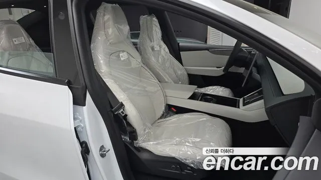 Tesla Model Y — Фото автомобиля 11