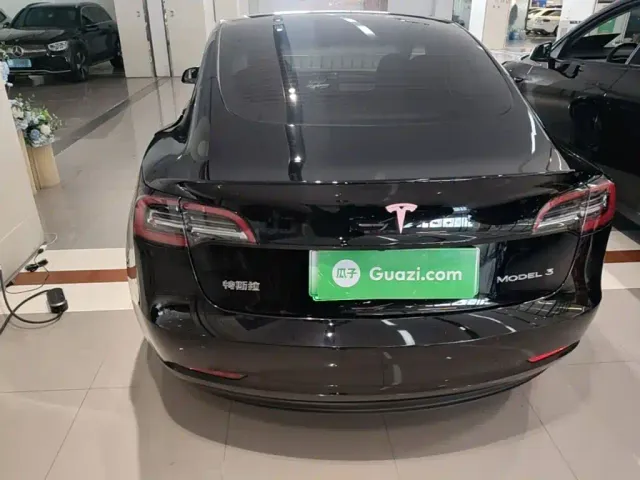 Tesla Model 3 — Фото автомобиля 5