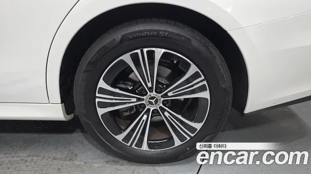 Mercedes-Benz E-Class — Фото автомобиля 20