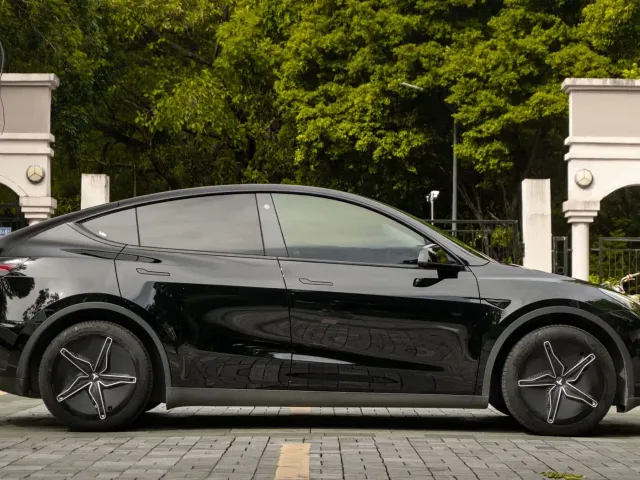 Tesla Model Y — Фото автомобиля 9