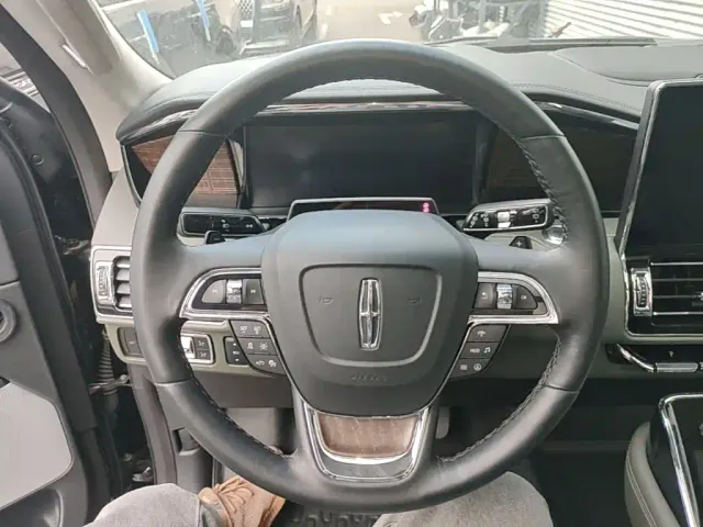 Lincoln Navigator — Фото автомобиля 10