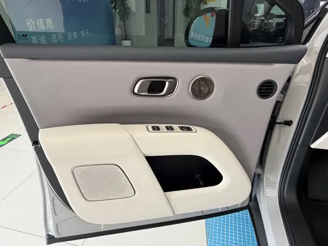 Li Auto i8 — Фото автомобиля 29