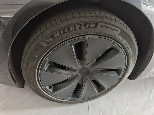 Tesla Model 3 — Фото автомобиля 22