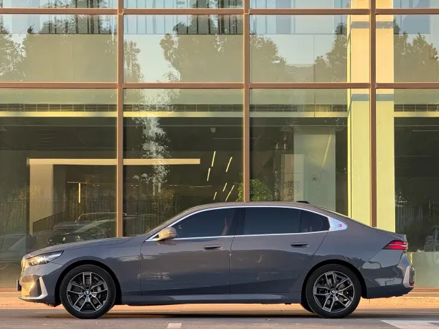 BMW 5 Series — Фото автомобиля 2