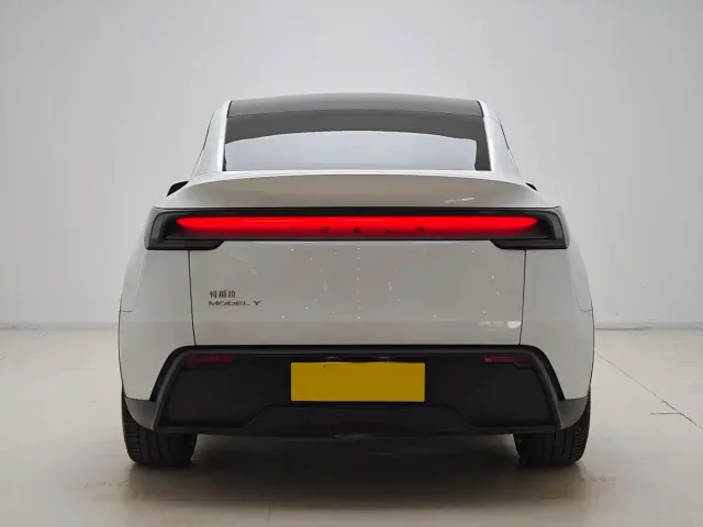 Tesla Model Y — Фото автомобиля 10
