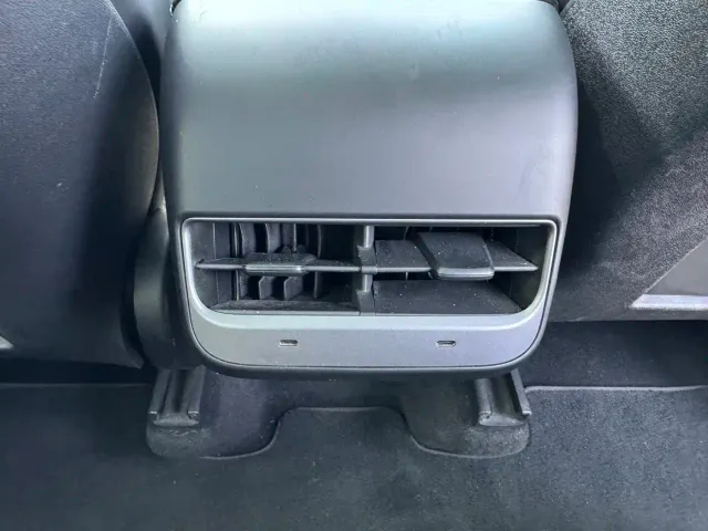 Tesla Model Y — Фото автомобиля 10