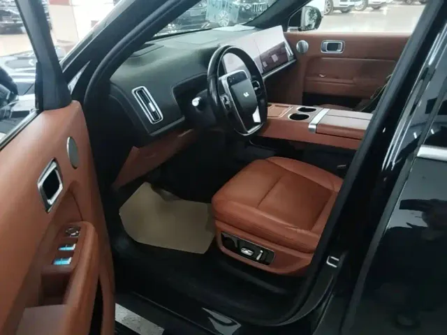 Li Auto L8 — Фото автомобиля 15