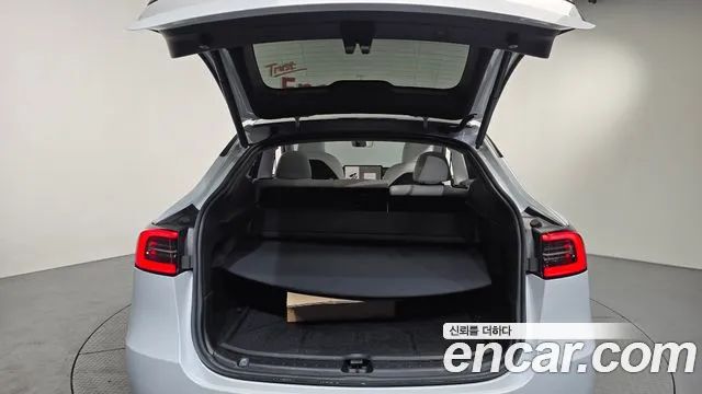 Tesla Model Y — Фото автомобиля 16