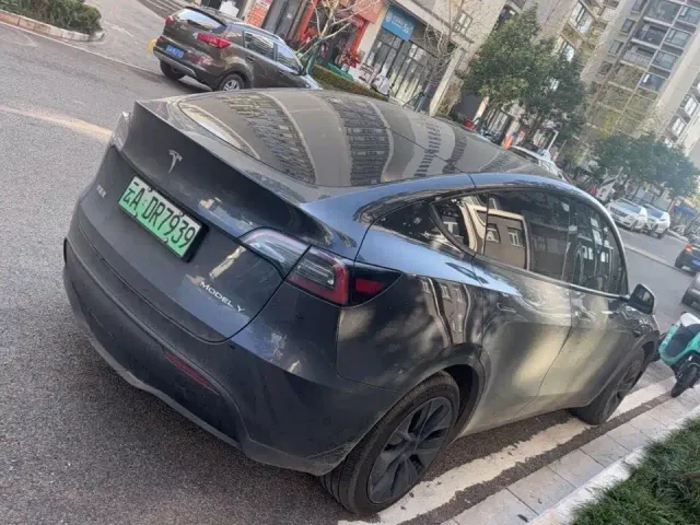 Tesla Model Y — Фото автомобиля 9