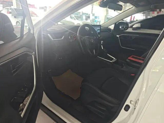 Toyota RAV4 — Фото автомобиля 15