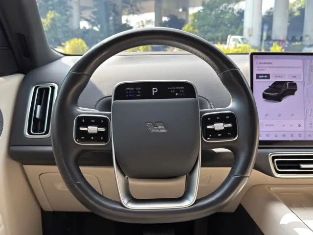 Li Auto L8 — Фото автомобиля 15
