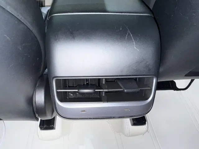Tesla Model Y — Фото автомобиля 10