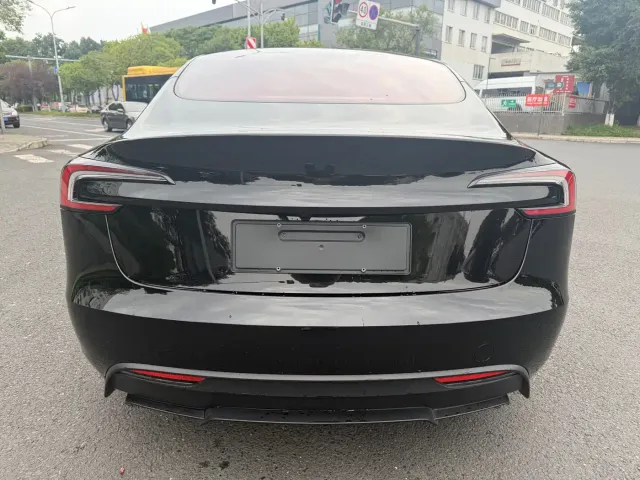 Tesla Model 3 — Фото автомобиля 5