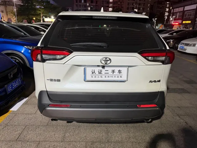 Toyota RAV4 — Фото автомобиля 9