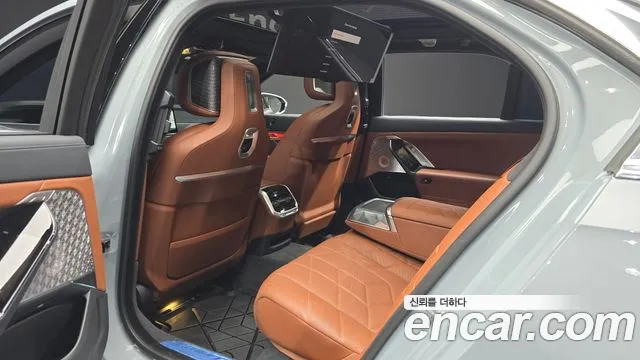 BMW i7 — Фото автомобиля 10