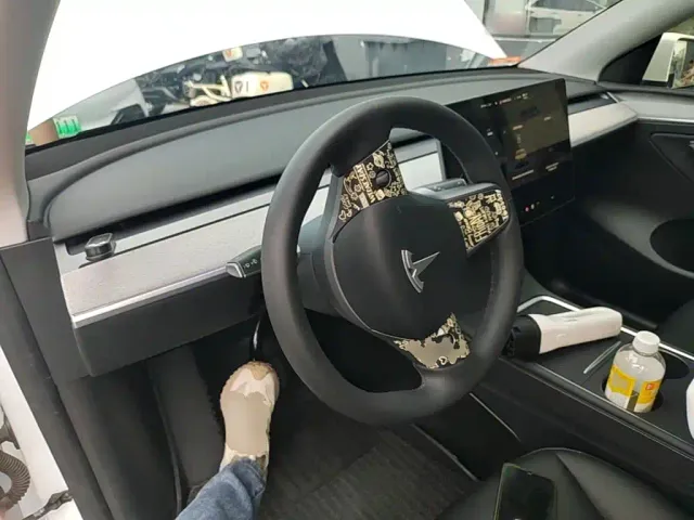 Tesla Model Y — Фото автомобиля 9