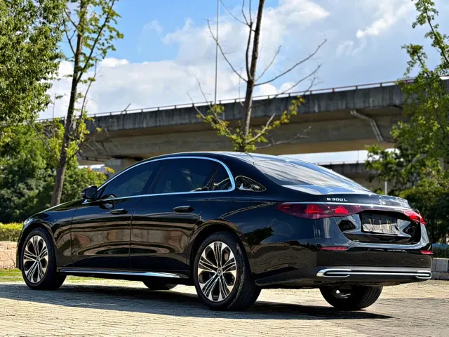 Mercedes-Benz E-Class — Фото автомобиля 18
