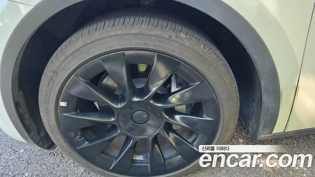 Tesla Model Y — Фото автомобиля 16