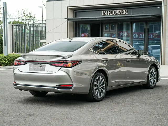 Lexus ES — Фото автомобиля 4