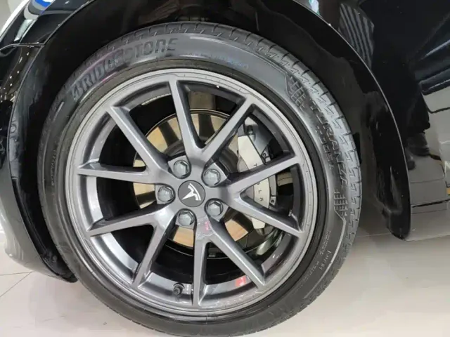 Tesla Model 3 — Фото автомобиля 22