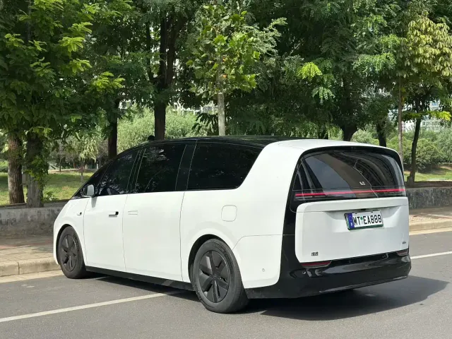 Li Auto MEGA — Фото автомобиля 9