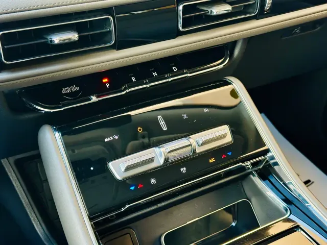 Lincoln Aviator — Фото автомобиля 10