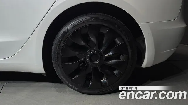Tesla Model 3 — Фото автомобиля 20