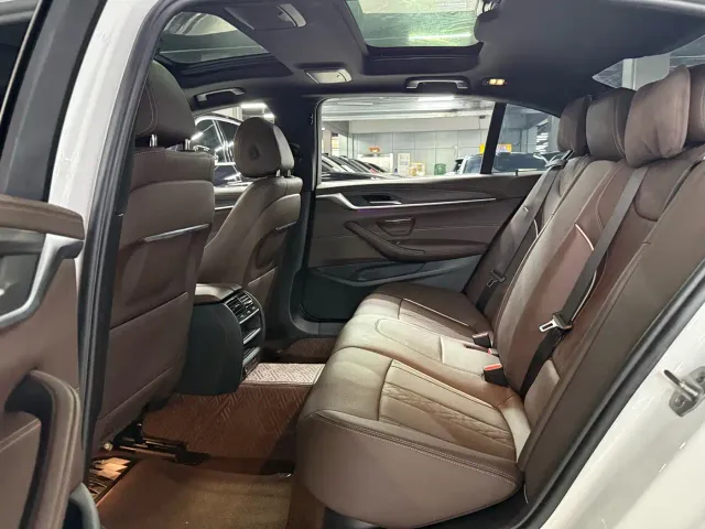 BMW 5 Series — Фото автомобиля 14